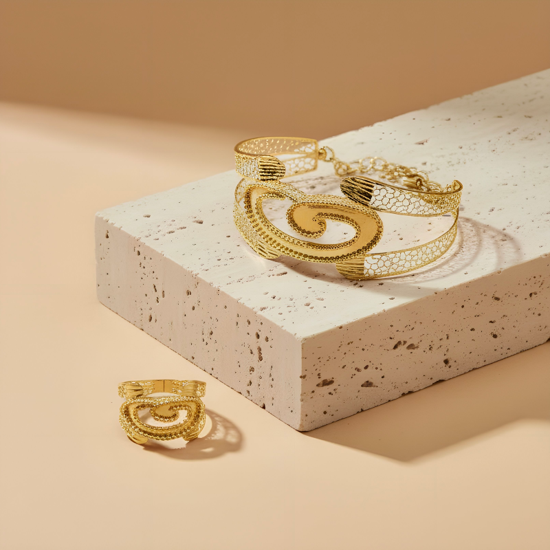 سوارة مع خاتمها لارين العصرية